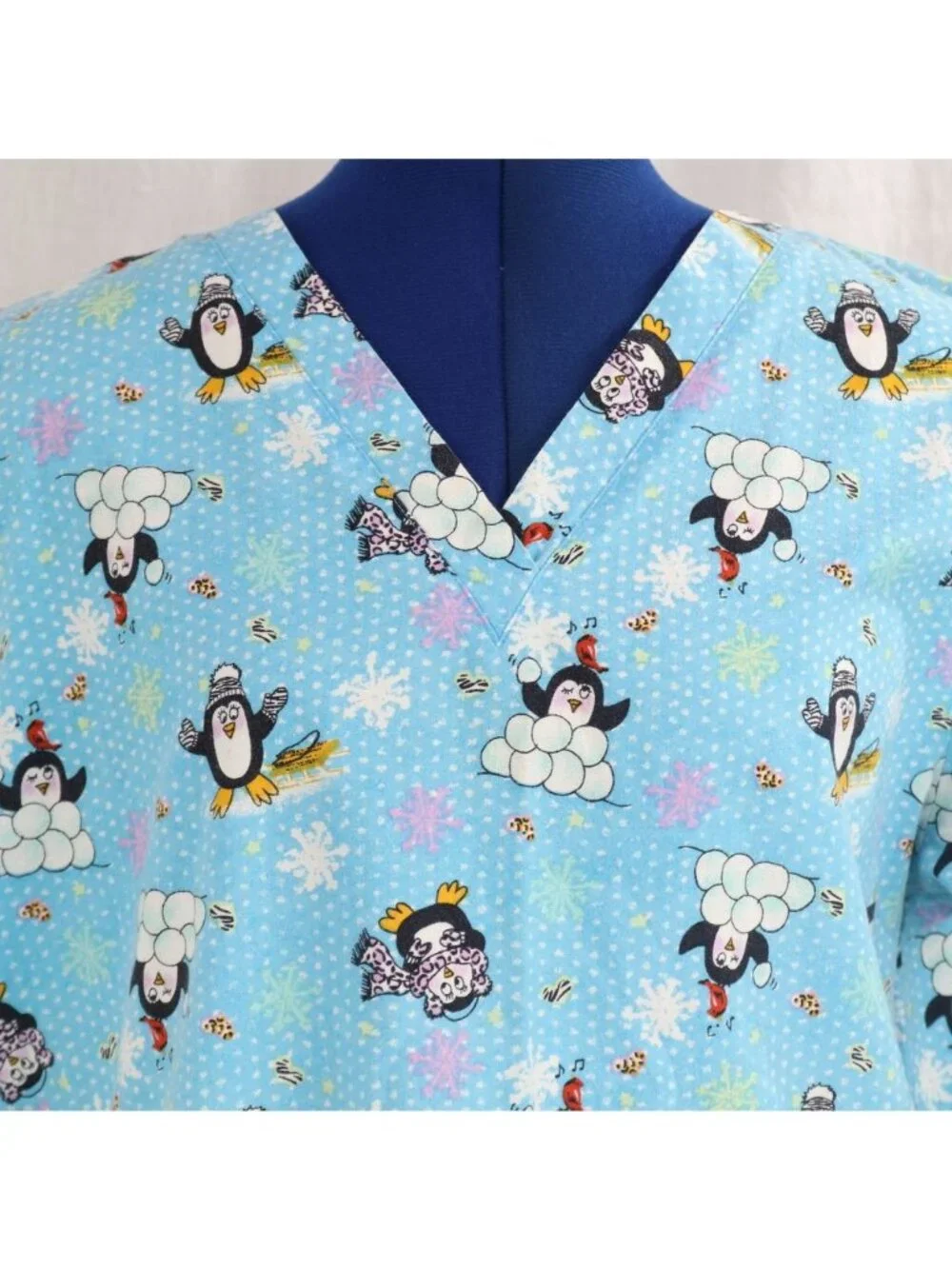 Scrub Top Womens M Blue Medical Uniform Penguin Snow Winter Utility Holiday VTG - Picture 3 of 9